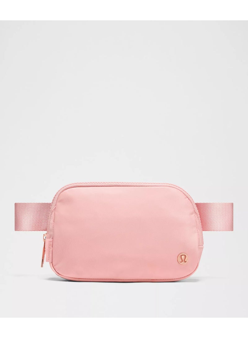 لولوليمون حقيبة الخصر Everywhere، صغيرة ومريحة، مزودة بأماكن جيب بسحاب، جيب خارجي سهل الوصول وجيب داخلي للأغراض الأساسية للتخزين أثناء التنقل، وردي - Image 1